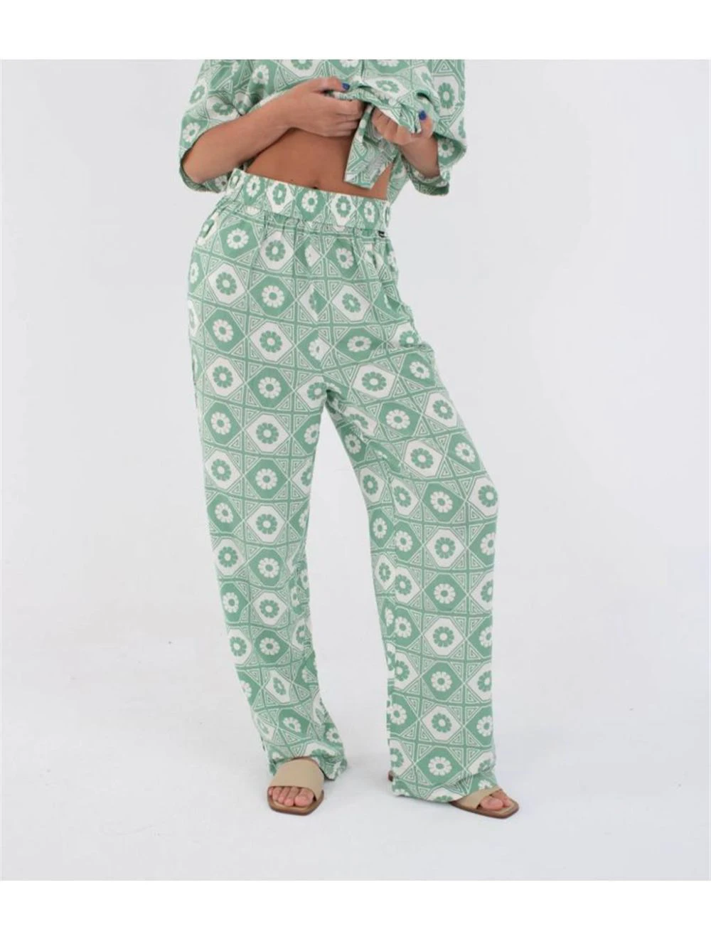 That is a Shorts Hurley Mikonos Pant mineral green